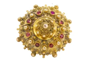 14 carat gold brooch with synthetic red gemstones