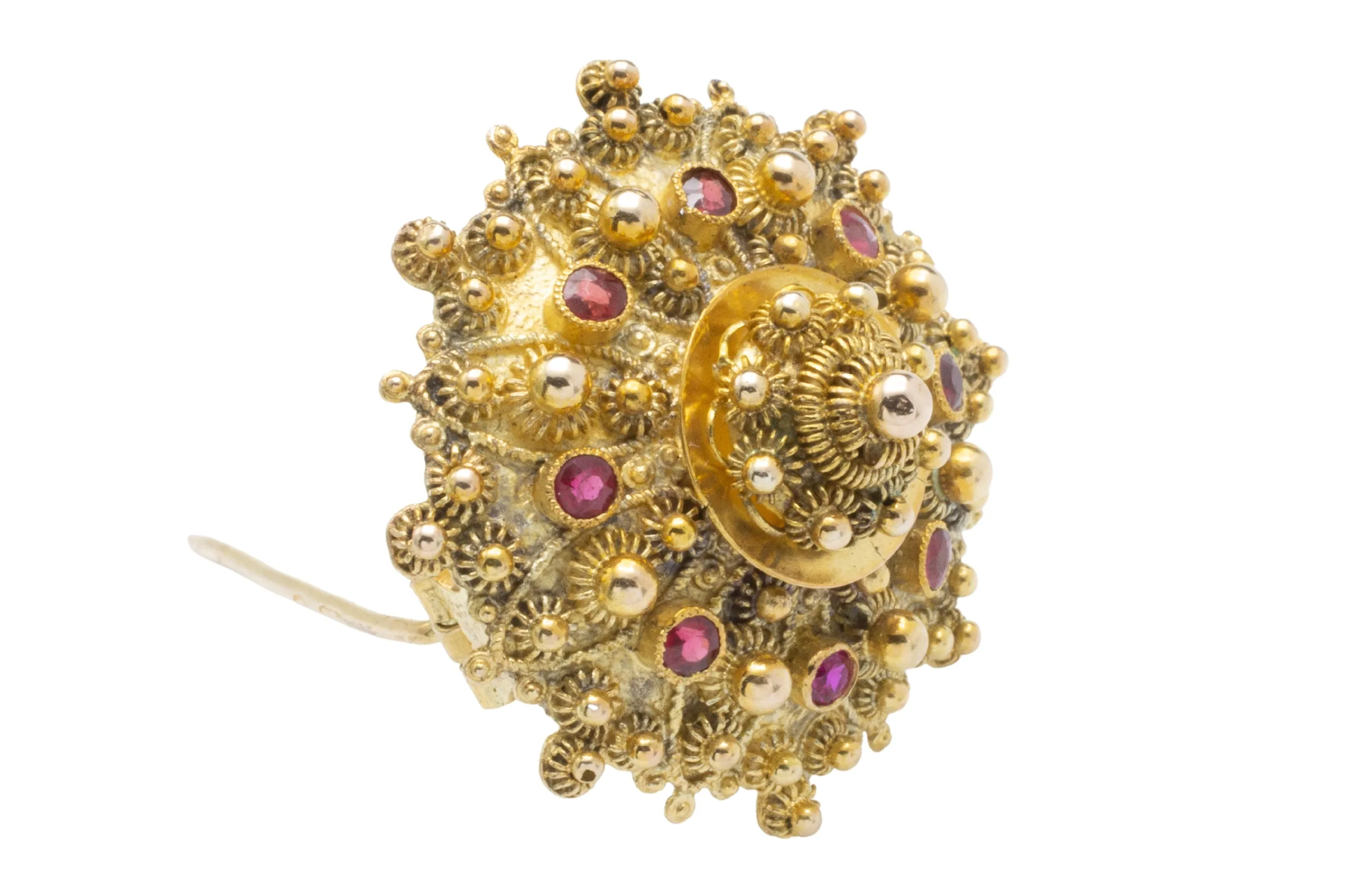 14 carat gold brooch with synthetic red gemstones