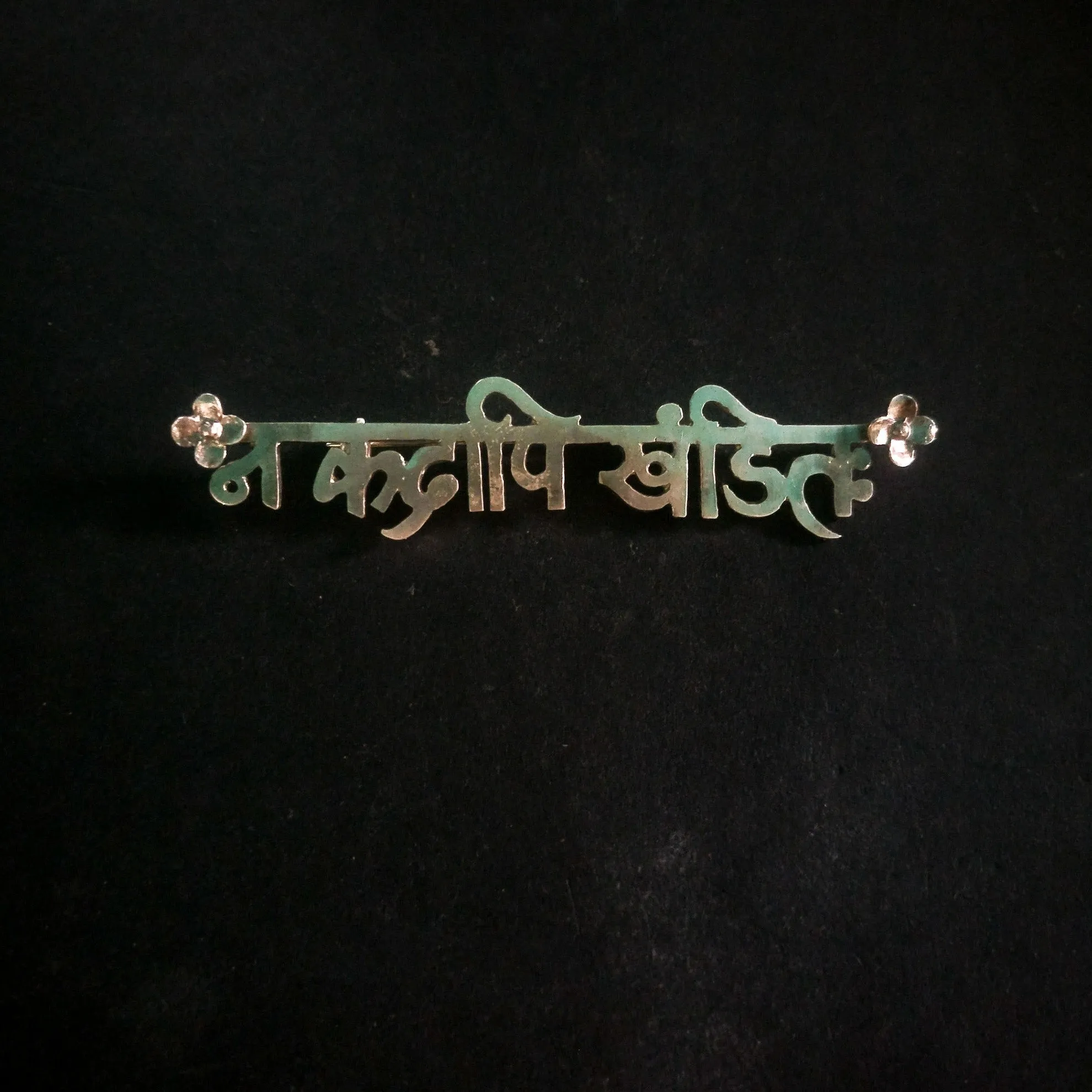 Na Kadapi Khandit Brooch