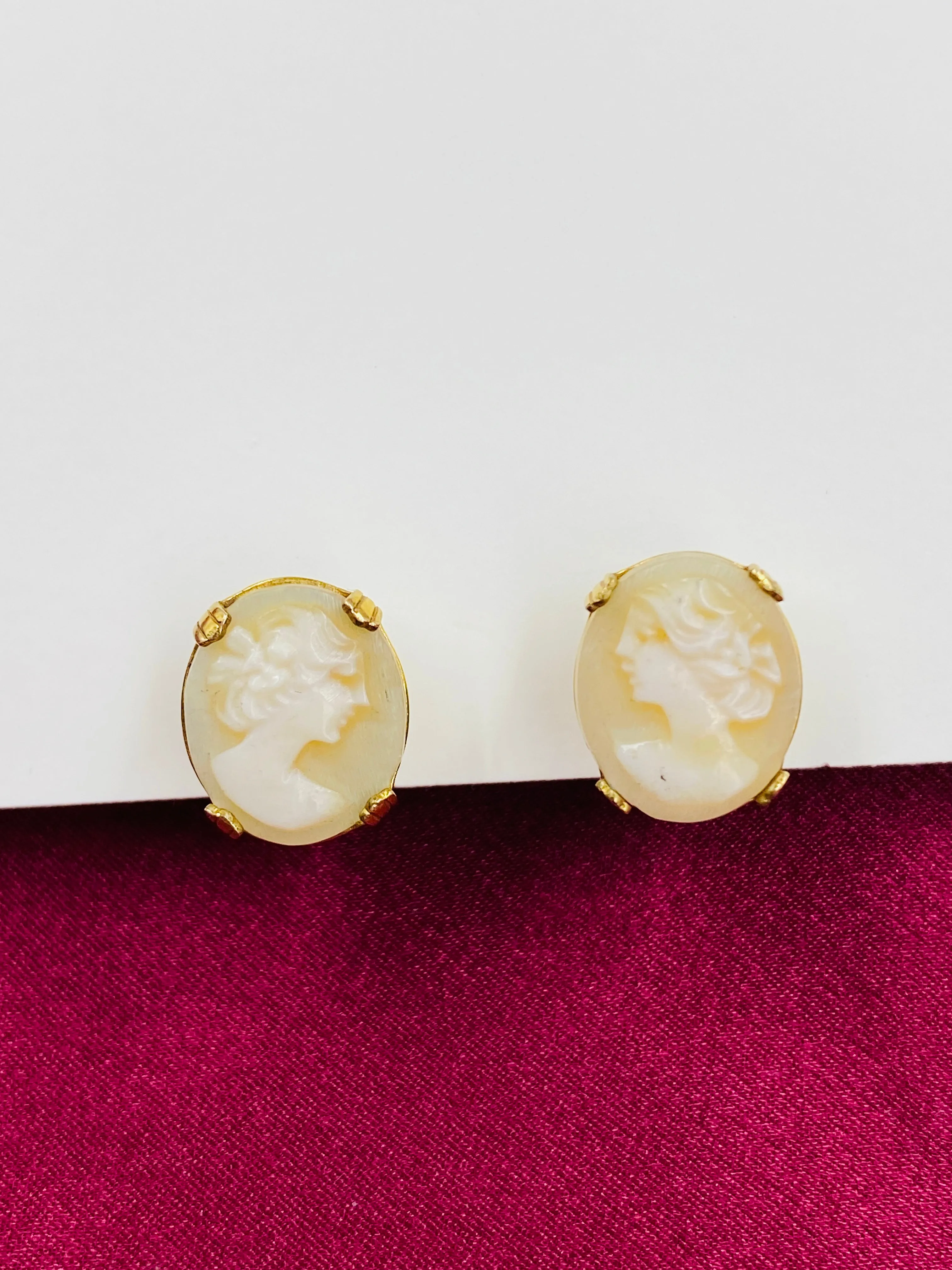 Vintage 1940s Gold Screwback Pink Oval Cameo Earrings